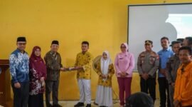 Wakil Bupati Seluma, Drs. H. Gustianto, bersama Forkopimda Kabupaten Seluma, didampingi Kepala Satuan Pelayanan Pemenuhan Gizi (SPPG) Polres Seluma 1 Wilayah Talo serta perwakilan Badan Gizi Nasional (BGN) saat meluncukan MBG, Kamis (9/10/25) di SMA Negeri 02 Seluma, Kecamatan Talo. (foto: Rifli Nopriansanarasidemokrasi.com/)