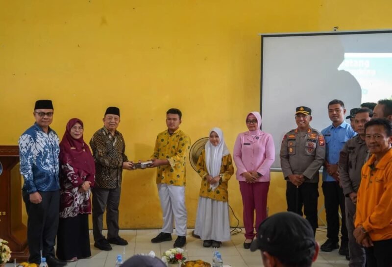 Wakil Bupati Seluma, Drs. H. Gustianto, bersama Forkopimda Kabupaten Seluma, didampingi Kepala Satuan Pelayanan Pemenuhan Gizi (SPPG) Polres Seluma 1 Wilayah Talo serta perwakilan Badan Gizi Nasional (BGN) saat meluncukan MBG, Kamis (9/10/25) di SMA Negeri 02 Seluma, Kecamatan Talo. (foto: Rifli Nopriansanarasidemokrasi.com/)