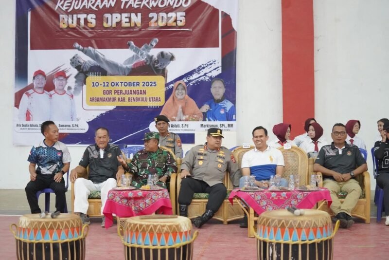 Kejuaraan Taekwondo Buts Open 2025 yang resmi dibuka di Gedung Olahraga (GOR) Perjuangan, Desa Pagar Ruyung, Kecamatan Arma Jaya, Jumat (10/10/25).(foto: Tommy Agung Raharjonarasidemokrasi.com/)