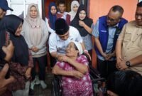 Suasana haru menyelimuti kediaman Ekoni (80), warga Jalan Teratai 3 RT 02 RW 01 Kelurahan Kebun Beler, saat Wali Kota Bengkulu Dedy Wahyudi datang berkunjung, Jumat (10/10/25).(foto: Awang Konaevinarasidemokrasi.com/)