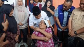 Suasana haru menyelimuti kediaman Ekoni (80), warga Jalan Teratai 3 RT 02 RW 01 Kelurahan Kebun Beler, saat Wali Kota Bengkulu Dedy Wahyudi datang berkunjung, Jumat (10/10/25).(foto: Awang Konaevinarasidemokrasi.com/)
