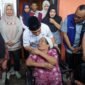 Suasana haru menyelimuti kediaman Ekoni (80), warga Jalan Teratai 3 RT 02 RW 01 Kelurahan Kebun Beler, saat Wali Kota Bengkulu Dedy Wahyudi datang berkunjung, Jumat (10/10/25).(foto: Awang Konaevinarasidemokrasi.com/)