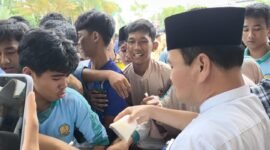 Penyerahan bantuan dilakukan langsung oleh Penjabat Sekretaris Daerah Provinsi Bengkulu, Herwan Antoni, Jumat (10/10/25). (foto: Ardiyantonarasidemokrasi.com/)
