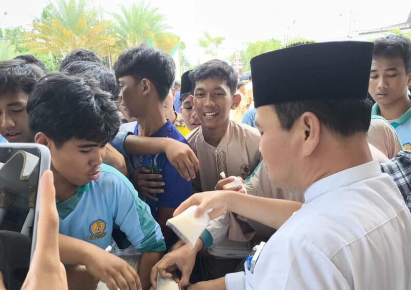 Penyerahan bantuan dilakukan langsung oleh Penjabat Sekretaris Daerah Provinsi Bengkulu, Herwan Antoni, Jumat (10/10/25). (foto: Ardiyantonarasidemokrasi.com/)