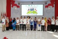 Peringati Hari Penglihatan Sedunia, Pemerintah Kota Bengkulu bersama Gabungan Pengusaha Optik Indonesia (Gapopin) Bengkulu menggelar kegiatan sosial berupa pembagian kacamata gratis untuk pelajar, berlangsung di Balai Kota Merah Putih, Minggu (12/10/25).(foto: Awang Konaevinarasidemokrasi.com/)