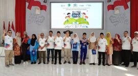 Peringati Hari Penglihatan Sedunia, Pemerintah Kota Bengkulu bersama Gabungan Pengusaha Optik Indonesia (Gapopin) Bengkulu menggelar kegiatan sosial berupa pembagian kacamata gratis untuk pelajar, berlangsung di Balai Kota Merah Putih, Minggu (12/10/25).(foto: Awang Konaevinarasidemokrasi.com/)