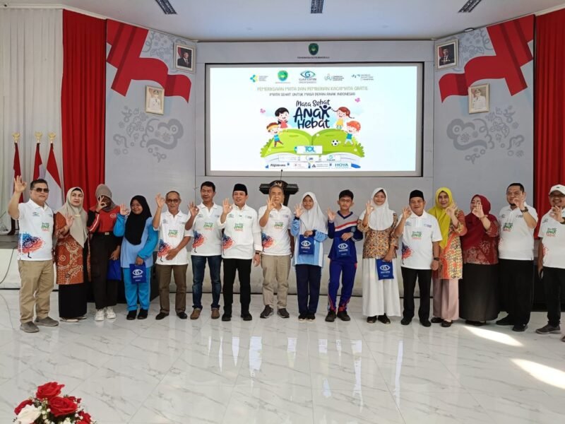 Peringati Hari Penglihatan Sedunia, Pemerintah Kota Bengkulu bersama Gabungan Pengusaha Optik Indonesia (Gapopin) Bengkulu menggelar kegiatan sosial berupa pembagian kacamata gratis untuk pelajar, berlangsung di Balai Kota Merah Putih, Minggu (12/10/25).(foto: Awang Konaevinarasidemokrasi.com/)