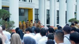Wagub Mian saat memimpin apel bersama Aparatur Sipil Negara (ASN) di lingkungan Dinas PUPR, Senin (13/10/25).(foto: Ardiyantonarasidemokrasi.com/)