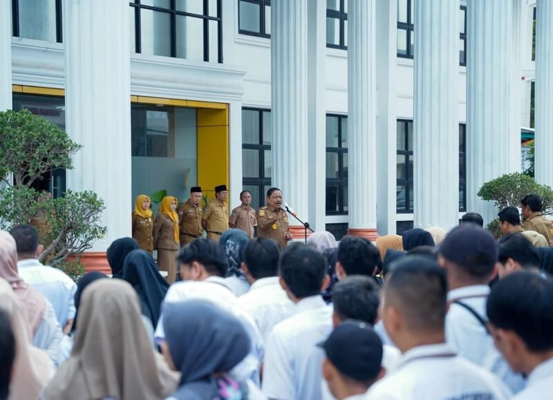 Wagub Mian saat memimpin apel bersama Aparatur Sipil Negara (ASN) di lingkungan Dinas PUPR, Senin (13/10/25).(foto: Ardiyantonarasidemokrasi.com/)