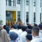 Wagub Mian saat memimpin apel bersama Aparatur Sipil Negara (ASN) di lingkungan Dinas PUPR, Senin (13/10/25).(foto: Ardiyantonarasidemokrasi.com/)