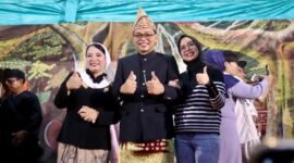 Bupati Seluma Teddy Rahman, SE., M.M., bersama istri dr. Mega Ayu Variza Teddy Rahman, dan Anggota DPD RI menghadiri sekaligus ikut tampil dalam pementasan teater bangsawan Bengkulu berjudul “Rainbow” Putri Kencana Bulan yang digelar di Gedung Teater Taman Budaya Bengkulu, Minggu malam (12/10/25).(foto: dok Pemkab Seluma)
