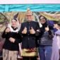 Bupati Seluma Teddy Rahman, SE., M.M., bersama istri dr. Mega Ayu Variza Teddy Rahman, dan Anggota DPD RI menghadiri sekaligus ikut tampil dalam pementasan teater bangsawan Bengkulu berjudul “Rainbow” Putri Kencana Bulan yang digelar di Gedung Teater Taman Budaya Bengkulu, Minggu malam (12/10/25).(foto: dok Pemkab Seluma)