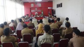 Bupati Seluma Teddy Rahman, S.E., M.M. saat memimpin Rapat Koordinasi bersama para Kepala Organisasi Perangkat Daerah (OPD) di lingkungan Pemerintah Kabupaten Seluma, Senin (13/10/25).(foto: Rifli Nopriansanarasidemokrasi.com/)