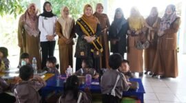 Bunda PAUD Kota Bengkulu, Ny. Dian Fitriani Wahyudi, saat turun langsung memantau pelaksanaan Program Makan Bergizi Gratis (MBG), Selasa (14/10/25). (foto: Awang Konaevinarasidemokrasi.com/)