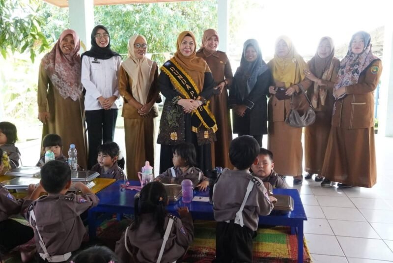 Bunda PAUD Kota Bengkulu, Ny. Dian Fitriani Wahyudi, saat turun langsung memantau pelaksanaan Program Makan Bergizi Gratis (MBG), Selasa (14/10/25). (foto: Awang Konaevinarasidemokrasi.com/)