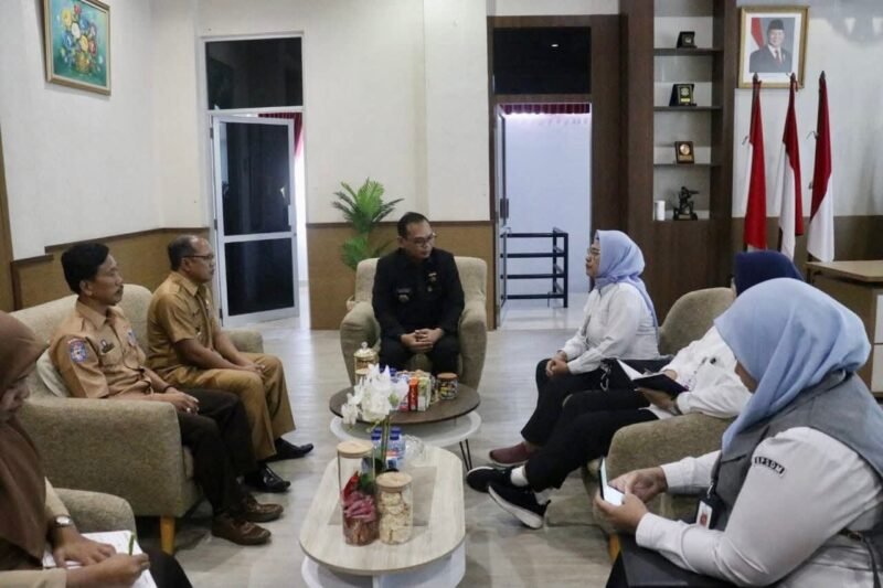 Bupati Seluma, Teddy Rahman, S.E., M.M, saat menerima audiensi dari Kementerian Desa, Pembangunan Daerah Tertinggal dan Transmigrasi (Kemendes PDT), Selasa (14/10/25). (foto: Rifli Nopriansanarasidemokrasi.com/)