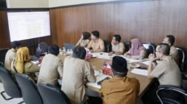 Asisten Pemerintahan dan Kesra Setda Kabupaten Seluma, H. Hendarsyah, S.I.P., M.T, saat memimpin rapat pembahasan Rancangan Peraturan Bupati (Raperbup) tentang Benturan Kepentingan di Ruang Rapat Sekda, Selasa (14/10/25).(foto: Rifli Nopriansanarasidemokrasi.com/)