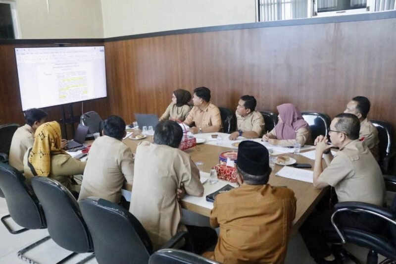 Asisten Pemerintahan dan Kesra Setda Kabupaten Seluma, H. Hendarsyah, S.I.P., M.T, saat memimpin rapat pembahasan Rancangan Peraturan Bupati (Raperbup) tentang Benturan Kepentingan di Ruang Rapat Sekda, Selasa (14/10/25).(foto: Rifli Nopriansanarasidemokrasi.com/)