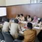 Asisten Pemerintahan dan Kesra Setda Kabupaten Seluma, H. Hendarsyah, S.I.P., M.T, saat memimpin rapat pembahasan Rancangan Peraturan Bupati (Raperbup) tentang Benturan Kepentingan di Ruang Rapat Sekda, Selasa (14/10/25).(foto: Rifli Nopriansanarasidemokrasi.com/)