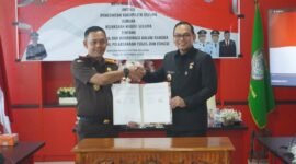 Bupati Seluma, Teddy Rahman, S.E., M.M, usai menandatangani Nota Kesepahaman (MoU) antara Pemerintah Kabupaten Seluma dan Kejaksaan Negeri Seluma pada di Ruang Rapat Bupati, Selas (14/10/25). (foto: Rifli Nopriansanarasidemokrasi.com/)