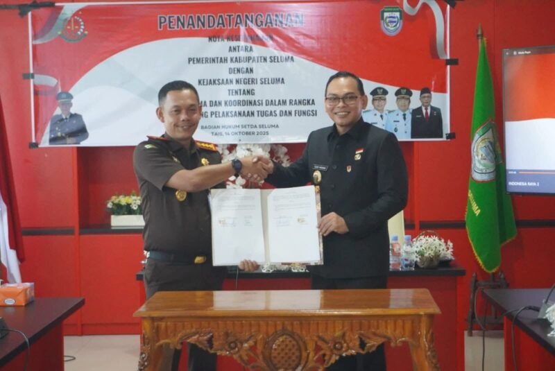 Bupati Seluma, Teddy Rahman, S.E., M.M, usai menandatangani Nota Kesepahaman (MoU) antara Pemerintah Kabupaten Seluma dan Kejaksaan Negeri Seluma pada di Ruang Rapat Bupati, Selas (14/10/25). (foto: Rifli Nopriansanarasidemokrasi.com/)