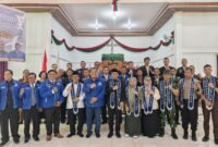 Bupati Seluma, Teddy Rahman, S.E., M.M., secara resmi mengukuhkan pengurus Dewan Perwakilan Daerah Badan Musyawarah Antar Gereja Nasional (DPD Bamagnas) Kabupaten Seluma di Gereja Huria Kristen Batak Protestan (HKBP) Desa Talang Benuang, Kecamatan Air Periukan, Selasa (14/10/25).(foto: Rifli Nopriansanarasidemokrasi.com/)