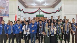 Bupati Seluma, Teddy Rahman, S.E., M.M., secara resmi mengukuhkan pengurus Dewan Perwakilan Daerah Badan Musyawarah Antar Gereja Nasional (DPD Bamagnas) Kabupaten Seluma di Gereja Huria Kristen Batak Protestan (HKBP) Desa Talang Benuang, Kecamatan Air Periukan, Selasa (14/10/25).(foto: Rifli Nopriansanarasidemokrasi.com/)
