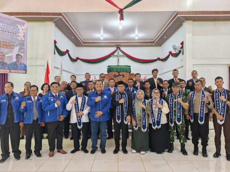 Bupati Seluma, Teddy Rahman, S.E., M.M., secara resmi mengukuhkan pengurus Dewan Perwakilan Daerah Badan Musyawarah Antar Gereja Nasional (DPD Bamagnas) Kabupaten Seluma di Gereja Huria Kristen Batak Protestan (HKBP) Desa Talang Benuang, Kecamatan Air Periukan, Selasa (14/10/25).(foto: Rifli Nopriansanarasidemokrasi.com/)