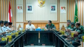 Pemerintah Provinsi Bengkulu bersama Staf Ahli Panglima TNI menggelar rapat koordinasi di Kantor Gubernur Bengkulu, Rabu (15/10/25) (foto: Ardiyantonarasidemokrasi.com/)