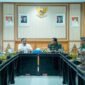 Pemerintah Provinsi Bengkulu bersama Staf Ahli Panglima TNI menggelar rapat koordinasi di Kantor Gubernur Bengkulu, Rabu (15/10/25) (foto: Ardiyantonarasidemokrasi.com/)