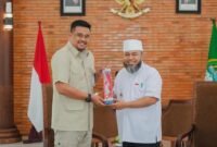 Gubernur Sumatera Utara, Muhammad Bobby Afif Nasution, saat menerima kunjungan Gubernur Bengkulu, Helmi Hasan, di Kantor Gubernur Sumut, Jalan Diponegoro No. 30 Medan, Selasa (14/10/25). (foto: dok Pemprov Bengkulu)