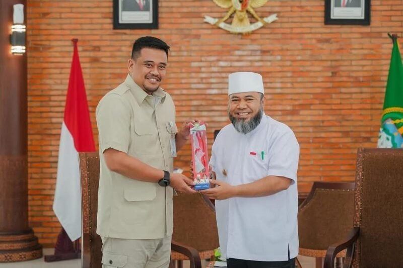 Gubernur Sumatera Utara, Muhammad Bobby Afif Nasution, saat menerima kunjungan Gubernur Bengkulu, Helmi Hasan, di Kantor Gubernur Sumut, Jalan Diponegoro No. 30 Medan, Selasa (14/10/25). (foto: dok Pemprov Bengkulu)