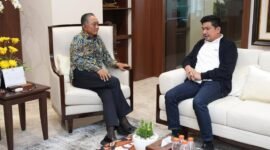Menyusul kebijakan pemerintah pusat memangkas anggaran transfer ke daerah (TKD) dalam APBN 2026, Bupati Bengkulu Utara, Arie Septia Adinata, SE, M.AP, melakukan pertemuan langsung dengan Menteri Pekerjaan Umum dan Perumahan Rakyat (PUPR) RI, Ir. Dody Hanggodo, di Kantor Kementerian PUPR Jakarta, Rabu (15/10/25). (foto: dok Pemkab Bengkulu Utara)