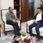 Menyusul kebijakan pemerintah pusat memangkas anggaran transfer ke daerah (TKD) dalam APBN 2026, Bupati Bengkulu Utara, Arie Septia Adinata, SE, M.AP, melakukan pertemuan langsung dengan Menteri Pekerjaan Umum dan Perumahan Rakyat (PUPR) RI, Ir. Dody Hanggodo, di Kantor Kementerian PUPR Jakarta, Rabu (15/10/25). (foto: dok Pemkab Bengkulu Utara)