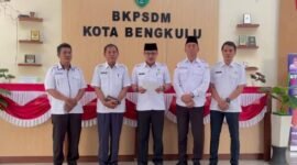 Kepala BKPSDM Kota Bengkulu, Achrawi, saat menegaskan bahwa pesan dan surat yang beredar tersebut palsu dan tidak dikeluarkan oleh instansinya, Rabu (15/10/25)(foto: dok Pemkot Bengkulu)