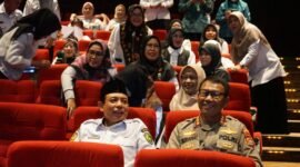 Wali Kota Bengkulu Dedy Wahyudi bersama Kapolresta Bengkulu Kombes Pol Sudarno, saat kegiatan Sosialisasi Penguatan Pendidikan Karakter yang dirangkaikan dengan pemutaran film bertema cyberbullying di Mega Mall Kota Bengkulu, Rabu (15/10/25). (foto: Awang Konaevi/ narasidemokrasi.com/)