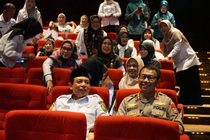 Wali Kota Bengkulu Dedy Wahyudi bersama Kapolresta Bengkulu Kombes Pol Sudarno, saat kegiatan Sosialisasi Penguatan Pendidikan Karakter yang dirangkaikan dengan pemutaran film bertema cyberbullying di Mega Mall Kota Bengkulu, Rabu (15/10/25). (foto: Awang Konaevi/ narasidemokrasi.com/)