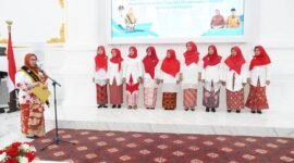 Ketua Bunda PAUD Kota Bengkulu Ny. Dian Fitriani Wahyudi saat resmi mengukuhkan Bunda PAUD se-Kota Bengkulu dan Kelompok Kerja Bunda PAUD Tahun 2025 di Pendopo Merah Putih, Rabu (15/10/25).(foto: Awang Konaevi/ narasidemokrasi.com/)