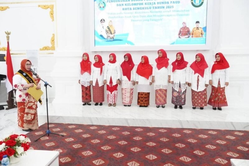 Ketua Bunda PAUD Kota Bengkulu Ny. Dian Fitriani Wahyudi saat resmi mengukuhkan Bunda PAUD se-Kota Bengkulu dan Kelompok Kerja Bunda PAUD Tahun 2025 di Pendopo Merah Putih, Rabu (15/10/25).(foto: Awang Konaevi/ narasidemokrasi.com/)