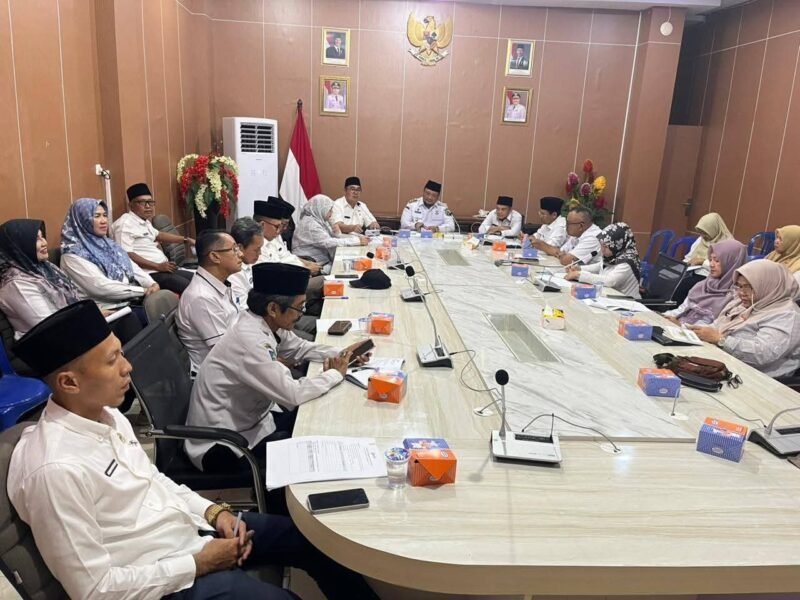rapat Tim Koordinasi Penanggulangan Kemiskinan Daerah (TKPKD) Kota Bengkulu yang dipimpin langsung oleh Wakil Wali Kota Bengkulu Ronny P. L. Tobing, selaku Ketua TKPKD Kota Bengkulu, pada Rabu (15/10/25). (foto: dok Pemkot Bengkulu)