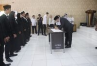 Wakil Bupati Seluma Drs. H. Gustianto resmi melantik dan mengambil sumpah jabatan Pengganti Antar Waktu (PAW) Badan Permusyawaratan Desa (BPD) di Aula Dinas Kesehatan (Dinkes) Kabupaten Seluma, Rabu (15/10/25). (foto: Rifli Nopriansanarasidemokrasi.com/)