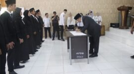 Wakil Bupati Seluma Drs. H. Gustianto resmi melantik dan mengambil sumpah jabatan Pengganti Antar Waktu (PAW) Badan Permusyawaratan Desa (BPD) di Aula Dinas Kesehatan (Dinkes) Kabupaten Seluma, Rabu (15/10/25). (foto: Rifli Nopriansanarasidemokrasi.com/)