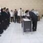 Wakil Bupati Seluma Drs. H. Gustianto resmi melantik dan mengambil sumpah jabatan Pengganti Antar Waktu (PAW) Badan Permusyawaratan Desa (BPD) di Aula Dinas Kesehatan (Dinkes) Kabupaten Seluma, Rabu (15/10/25). (foto: Rifli Nopriansanarasidemokrasi.com/)