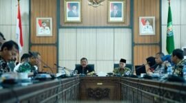Wakil Gubernur Bengkulu, Mian, saat memimpin rapat koordinasi membahas rencana pemanfaatan lahan eks Hak Guna Usaha (HGU) di Kabupaten Bengkulu Tengah, Kamis (16/10/25). (foto: Ardiyantonarasidemokrasi.com/)