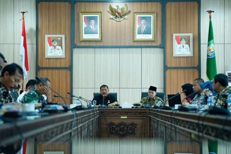 Wakil Gubernur Bengkulu, Mian, saat memimpin rapat koordinasi membahas rencana pemanfaatan lahan eks Hak Guna Usaha (HGU) di Kabupaten Bengkulu Tengah, Kamis (16/10/25). (foto: Ardiyantonarasidemokrasi.com/)