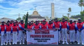 Penjabat Sekretaris Daerah (Pj Sekda) Provinsi Bengkulu, Herwan Antoni, melepas kontingen Pekan Olahraga Nasional (Pornas) XVII Korpri Tahun 2025 di Lapangan Apel Kantor Gubernur Bengkulu, Jumat (3/10/25). (foto: Ardiyantonarasidemokrasi.com/)