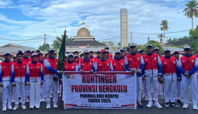 Penjabat Sekretaris Daerah (Pj Sekda) Provinsi Bengkulu, Herwan Antoni, melepas kontingen Pekan Olahraga Nasional (Pornas) XVII Korpri Tahun 2025 di Lapangan Apel Kantor Gubernur Bengkulu, Jumat (3/10/25). (foto: Ardiyantonarasidemokrasi.com/)