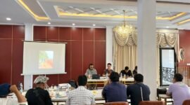 Perwakilan masyarakat Desa Talang Baru dan Perwakilan P3BS, didampingi oleh Direktur AKAR Law Office, Ricki Pratama Putra, S.H., M.H., CPM., dan rekan-rekan dari Akar Global Inisiatif, saat menggelar konferensi pers untuk menyampaikan situasi darurat konflik agraria yang kembali terjadi dengan PT. Daria Dharma Pratama (DDP) dengan petani/masyarakat yang ada di Kecamatan Malin Deman khususnya Desa Talang Baru, Jumat (3/10/25).(foto: dok AKAR Foundation)