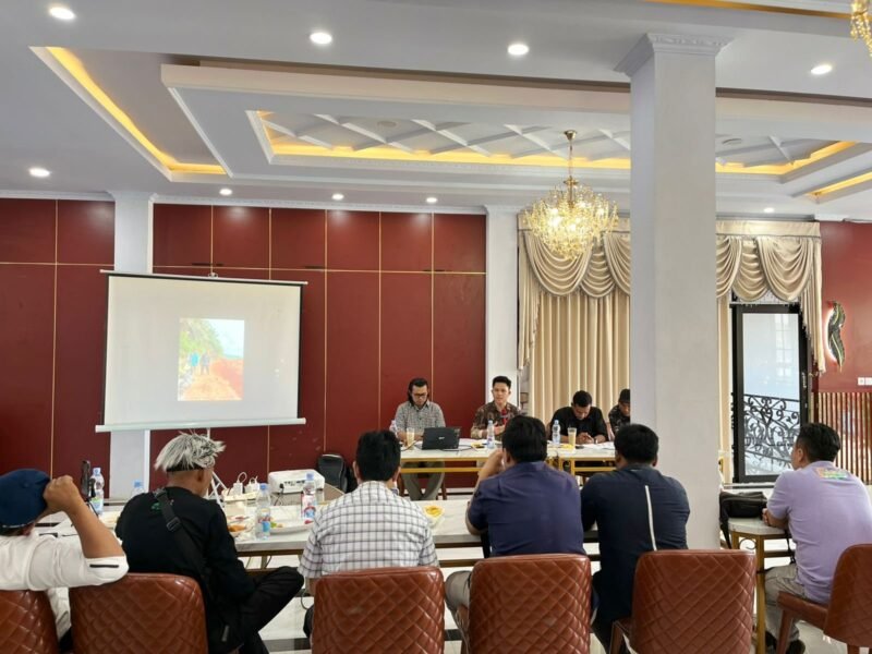 Perwakilan masyarakat Desa Talang Baru dan Perwakilan P3BS, didampingi oleh Direktur AKAR Law Office, Ricki Pratama Putra, S.H., M.H., CPM., dan rekan-rekan dari Akar Global Inisiatif, saat menggelar konferensi pers untuk menyampaikan situasi darurat konflik agraria yang kembali terjadi dengan PT. Daria Dharma Pratama (DDP) dengan petani/masyarakat yang ada di Kecamatan Malin Deman khususnya Desa Talang Baru, Jumat (3/10/25).(foto: dok AKAR Foundation)