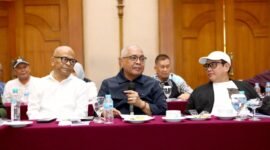 Ketua Umum PWI Pusat, Akhmad Munir, didampingi Ketua Dewan Kehormatan Atal S. Depari dan Sekretaris Jenderal Zulmansyah Sekedang  memimpin orientasi kepengurusan di Solo, Jawa Tengah, Jumat (3/10) malam.(foto: dok Humas PWI Pusat)